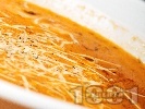 Рецепта Вегетарианска крем супа от червена леща, картофи и мляко поднесена с настърган кашкавал
